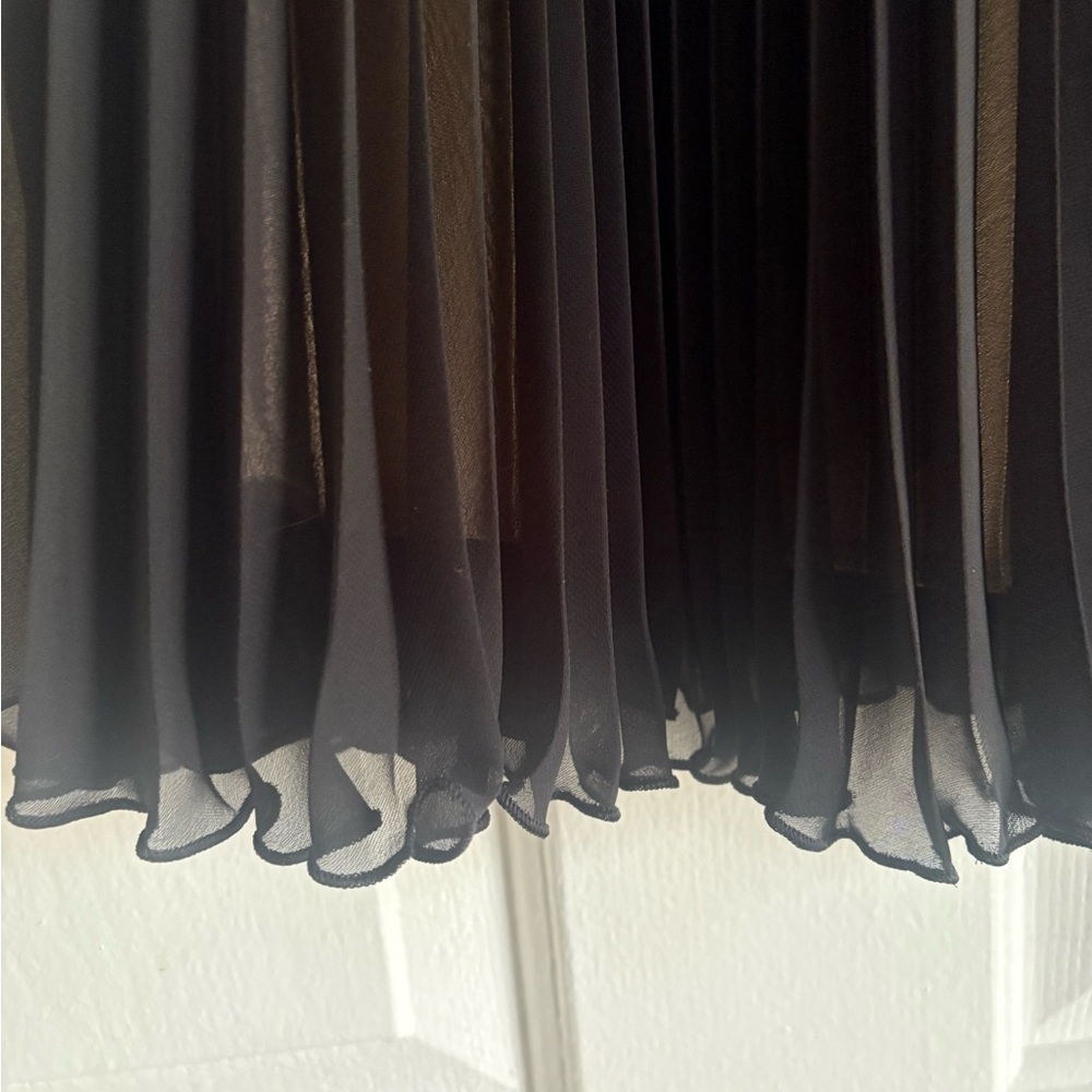 GATA. Elegant Black Pleated Skirt. SIZE. 36 - Picture 10 of 13